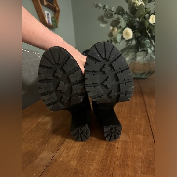 EUC Size 9 knee high lace up boots - Picture 3 of 3